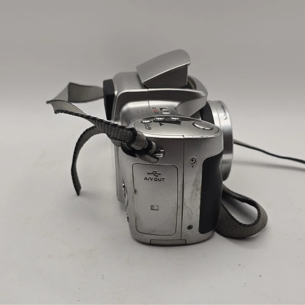 Kodak EasyShare Z710 7.1MP Point & Shoot 10x Optical Zoom Silver & Case NOT WRKG